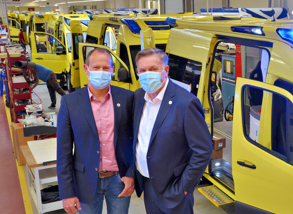 Geschäftsführer Hans-Jürgen Schwarz (r.) und Sohn Frank Lundershausen in einer Halle von Ambulanz Mobile in Schönebeck.