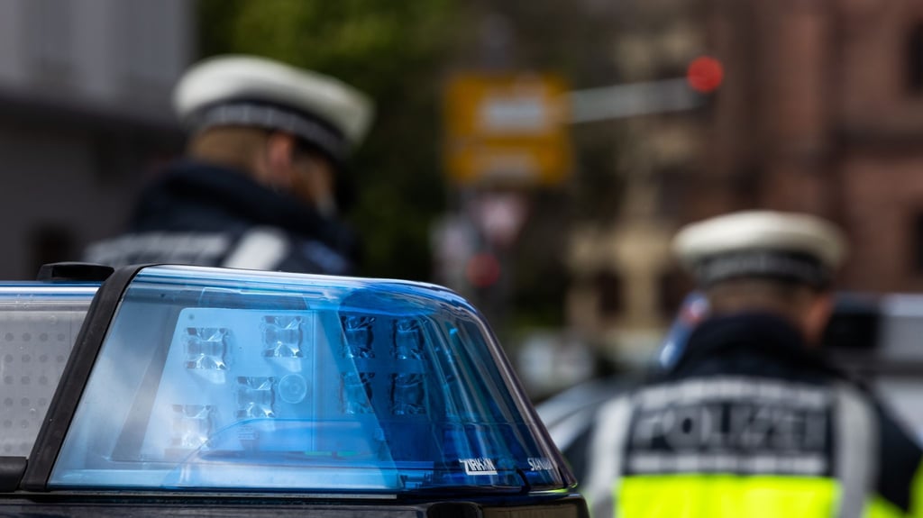 Ein damals 19-Jähriger wurde im Dezember 2019 bei einer Schlägerei schwer verletzt. Um nach den Tätern zu suchen, bittet die Polizei nun um Hinweise aus der Bevölkerung.