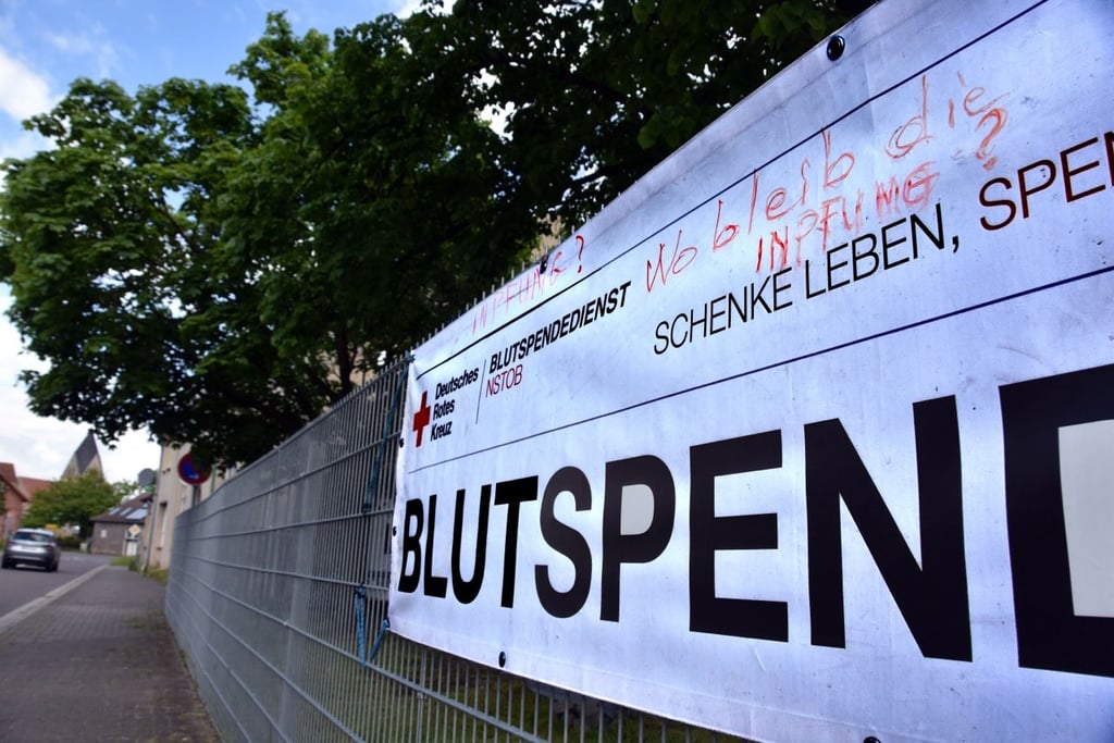 An der Landesstraße 24 in Bösdorf wurde ein Transparent beschmiert. Eigentlich soll das Plakat zum Blutspenden motivieren.