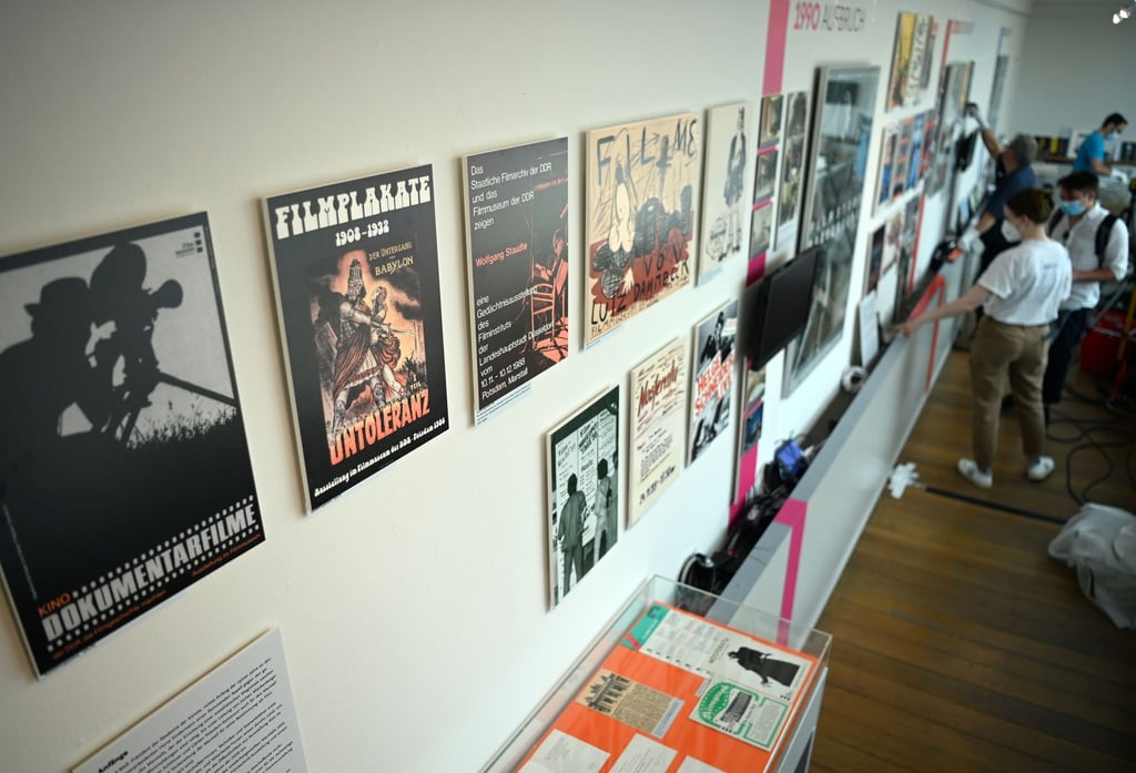 Medienvertreter stehen im Museumsfoyer.