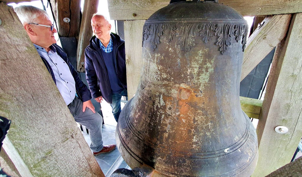 Sie wird noch angeschlagen: Die 1486 gegossene und 1725 umgegossene Seigerglocke befindet sich ganz oben im Turm, in über 30 Metern Höhe. Der ist mittlerweile eingerüstet. Hans-Ulrich Kühne (r.) und Jürgen Bentzius vom Gemeindekirchenrat nutzen die Gelegenheit, die Glocke mal aus der Nähe zu betrachten.