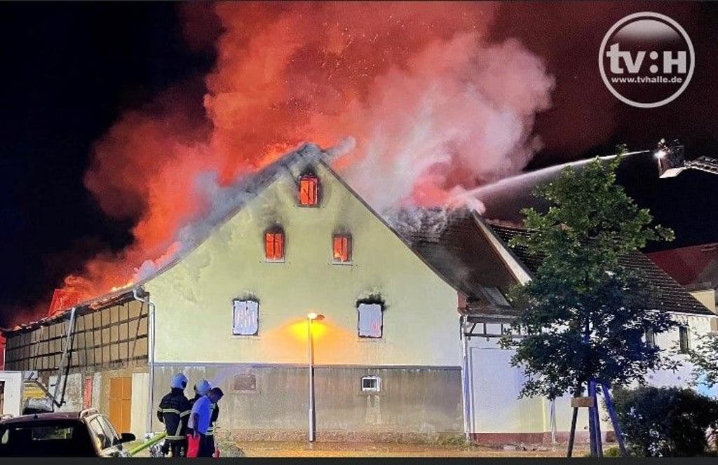 Für die Löschung des Brandes einer Scheune in Halle war die Feuerwehr mit einem Großaufgebot im Einsatz.