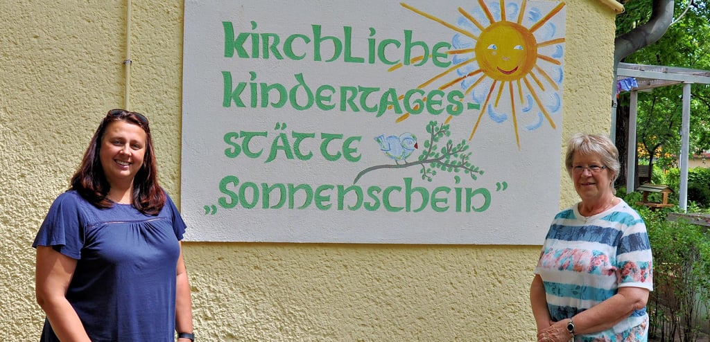 Kennen die Geschichte der Kita "Sonnenschein": Die Erzieherinnen Manuela Bergt (li.) und Helga Pflaumbaum sind seit vielen jahren in der kirchlichen einrichtung in Genthin tätig.