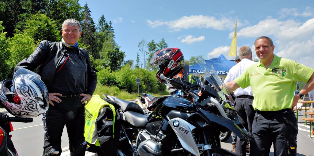 Beim Verkehrssicherheitstag geht es vor allem um den Dialog mit den Motorradfahrern: Rechtsanwalt Michael Stehling von der Verkehrswacht Harzkreis spricht am Infostand auf dem Harzdrenalin-Parkplatz mit Manfred Kopp aus der Nähe von Hamburg.