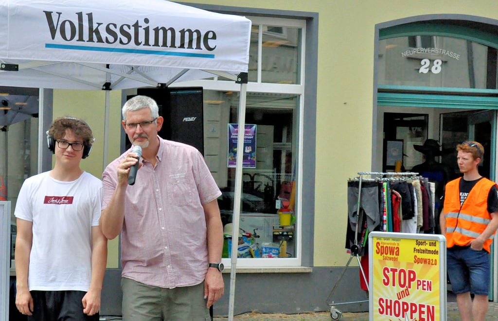 Hatte am Sonnabend am Rathausturm seinen ersten Auftritt seit Oktober: das DJ Team JPD mit Jan und Peter Döbbelin aus Cheine.