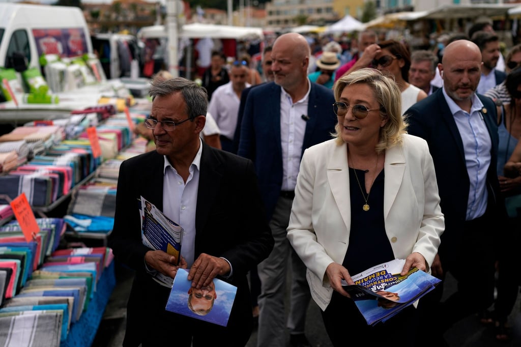 Marine le Pen (vorne, r) vom extrem rechten Rassemblement National bei einem Wahlkampfauftritt.
