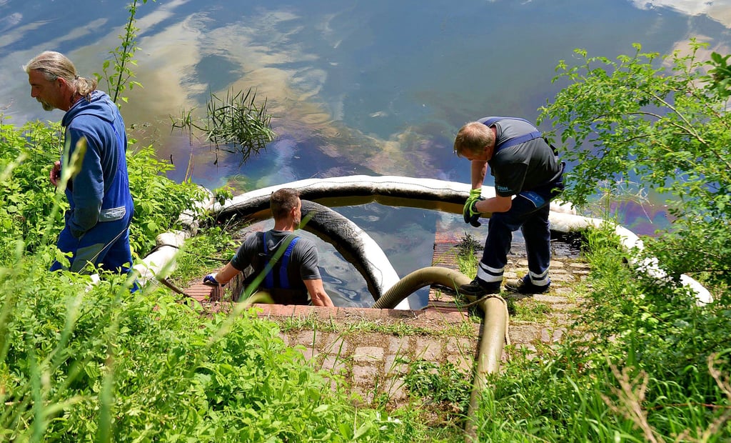 In das Wasser des Hafenbeckens vom Industriehafen gelangte am 19. Mai aus noch ungeklärter Quelle eine Leichtflüssigkeit über einen Regenwasserkanal. Polizei, Umweltamt und Spezialisten der SWM nahmen Wasserproben, saugten mit einem Spezialfahrzeug die Substanz von der Wasseroberfläche und befuhren mit einer Videokamera den Abwasserkanal.