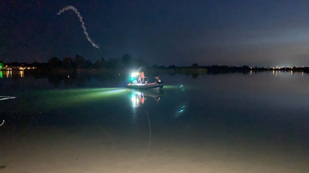 Am Neustädter See in Magdeburg suchten Polizei und Feuerwehr in der vergangenen Nacht eine Frau.