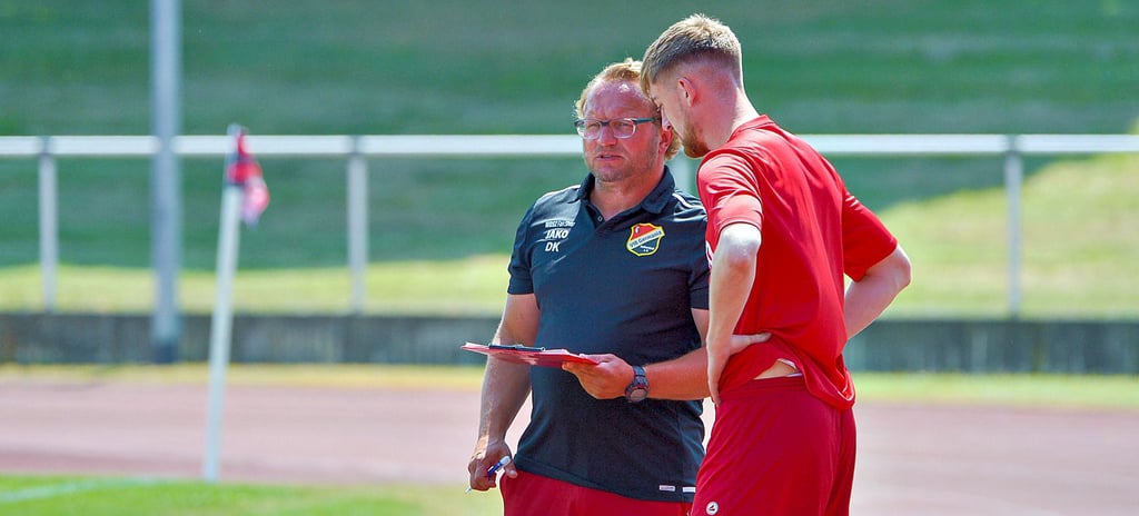 Halberstadts Trainer Danny König (links) forderte seinem Team in der ersten Trainingswoche körperlich viel ab. Deshalb bewertet er die Niederlage gegen Fortuna Magdeburg nicht über.