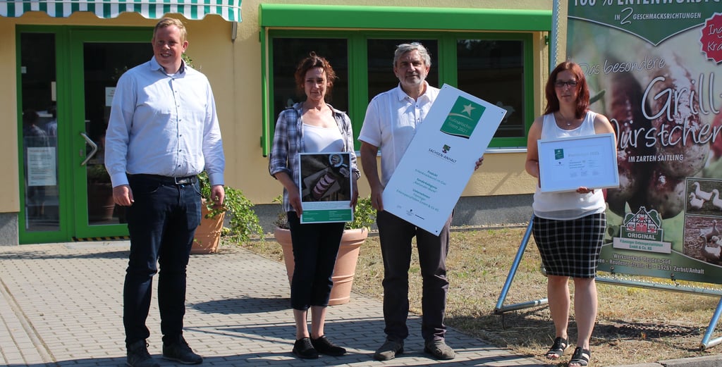 Arne Kutschbach (l.) überbrachte dem Geschäftsführer der Fläminger Entenspezialitäten, Michael Bügener, und seinen Mitarbeiterinnen Sandra Schmidt und Marlit Neumann die Sterne-Auszeichnung.