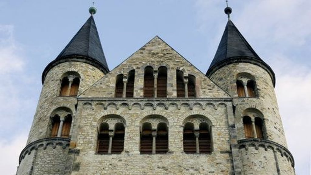 Das doppeltürmige Kloster "Unserer Lieben Frauen" im Zentrum von Magdeburg beherbergt das Kunstmuseum der Stadt.