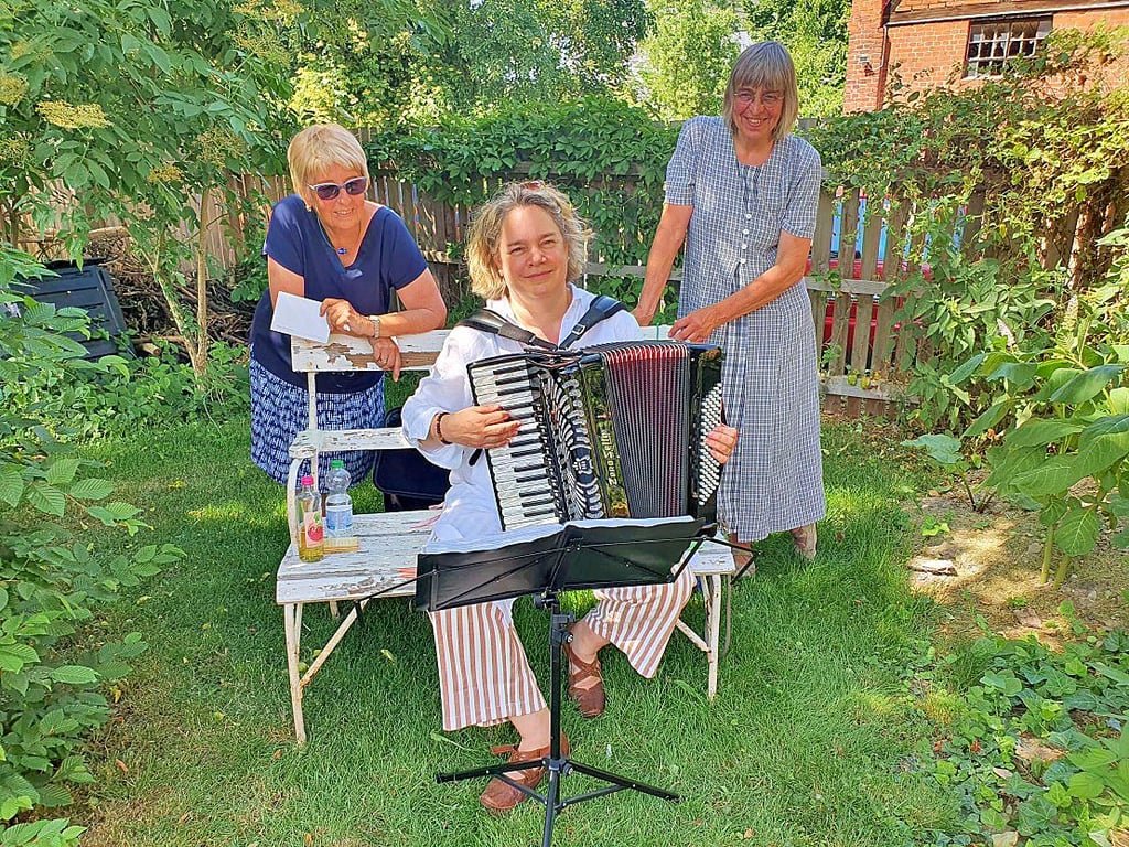 Die Akkordeonistin Barbara Klaus-Costa aus Berlin sorgte am Nachmittag für „Kunst im Gartensommer“.