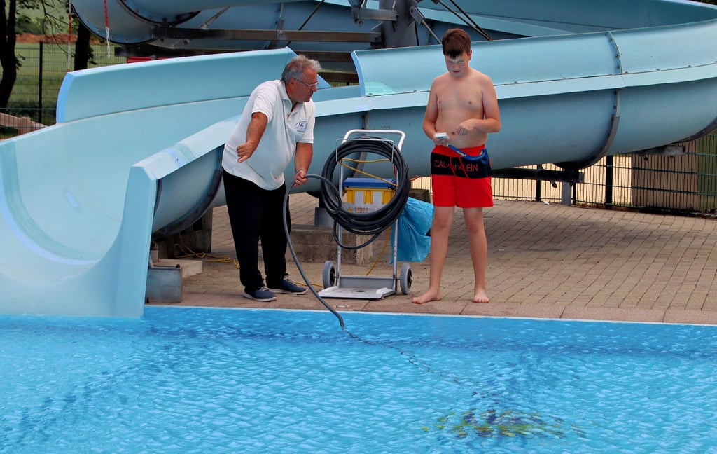 Das Freibad Dedeleben ist wieder offen. Helmut Hennigsfeld weiht hier Lennard Hell (13) in das Geheimnis des Beckenbodensaugers ein, der täglich zum Einsatz kommt.