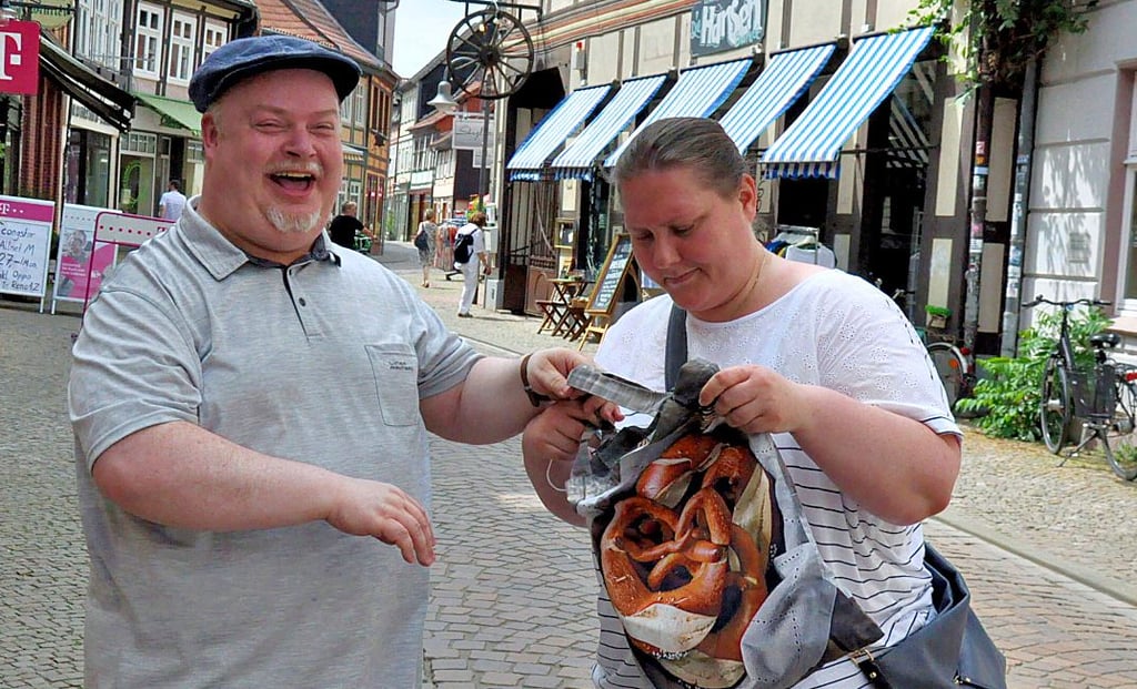 Jens und Christiane Steinführer hatten sichtlich Spaß am rockigen Salzwedeler Einkaufsbummel.