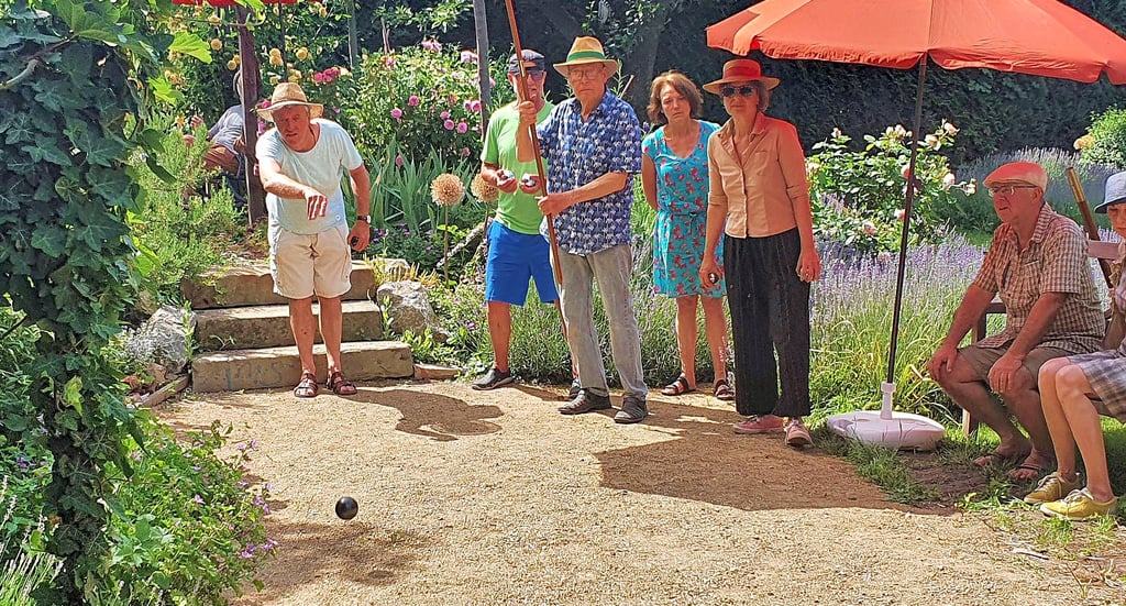 Zum Boulen mit der Kugel hatte sich am späten Vormittag eine ganze Reihe von Interessenten im Beginengarten in Havelberg eingefunden.