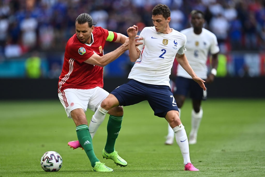 Nicht immer auf der Höhe gegen Ungarn: Frankreichs Benjamin Pavard (r).