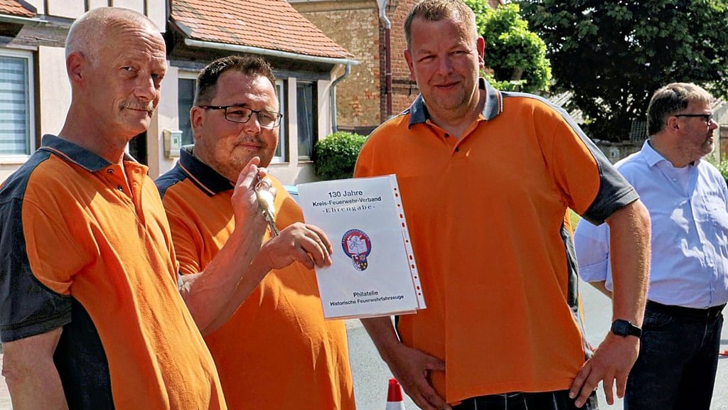 Kinderwart Karsten Meyer, Jugendwart Ronny Michael Worm und Vize-Wehrleiter Heiko Packebusch (von links) mit einer Ehrengabe und dem Schlüssel für den neue Schulungsraum in Rochau.