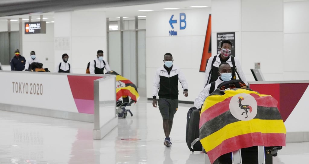 Ein Mitglied des Olympia-Teams aus Uganda wurde bei seiner Ankunft positiv auf das Coronavirus getestet.
