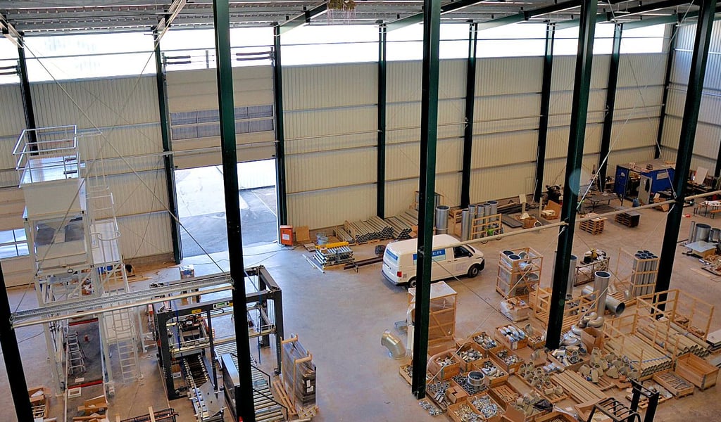 Blick aus zwölf Meter Höhe in die neue Produktionshalle. Links ist die Pallettier- und Verpackungsanlage zu sehen. Rechts wird das Saatgut für den Versand gelagert, wenn die Monteure fertig sind.