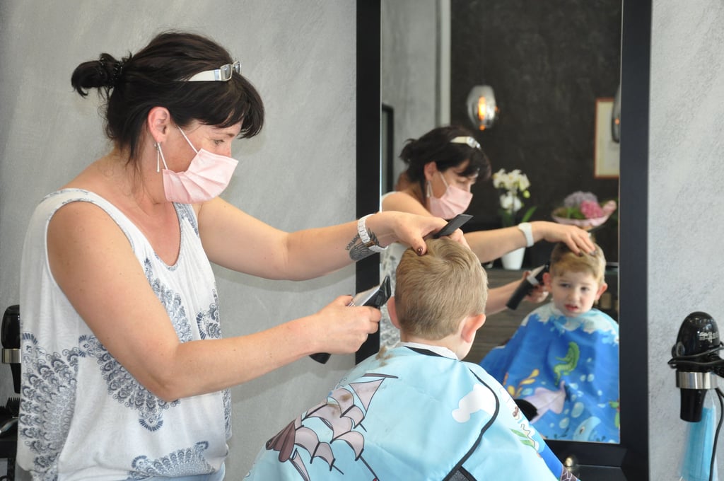Nach zehn Jahren in der Schweiz ist Yvonne Weise wieder in ihre Heimat zurückgekehrt und bedient jetzt Kunden in Löderburg. Zu ihren ersten und jüngsten im neuen Salon zählt Anton.