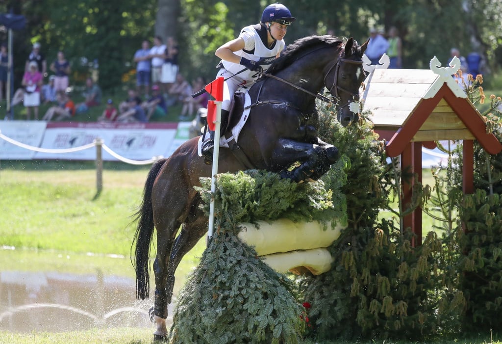 Mollie Summerland reitet auf Charly van ter Heiden in der Geländeprüfung.