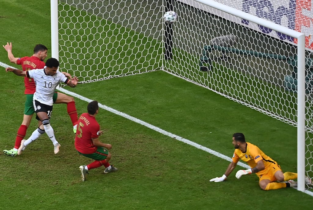 Portugals Raphael Guerreiro (2.v.r) trifft gegen Deutschlands ins eigene Tor.
