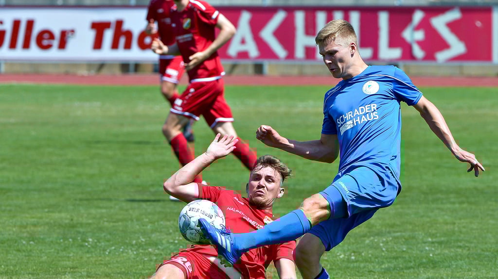 Die drei Probespieler in den Reihen von Germania Halberstadt bildeten die Dreierkette. Dies begünstigte verständlicherweise die ersten Gegentore, da die Abstimmung im Abwehrverbund fehlte. Dennoch attestierte Trainer Danny König den Probespielern eine ganz ordentliche Leistung