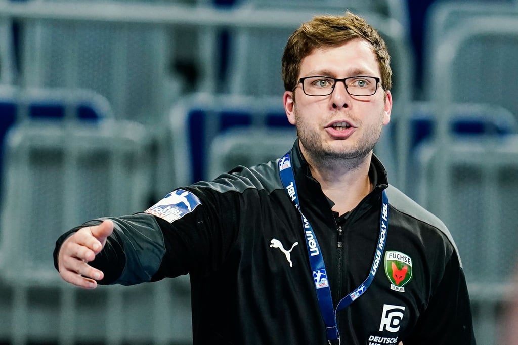 Trainer Jaron Siewert gestikuliert.