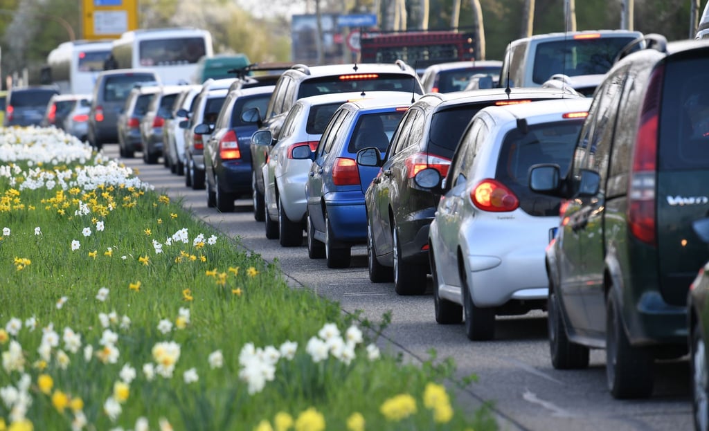 Autos stehen im Stau.