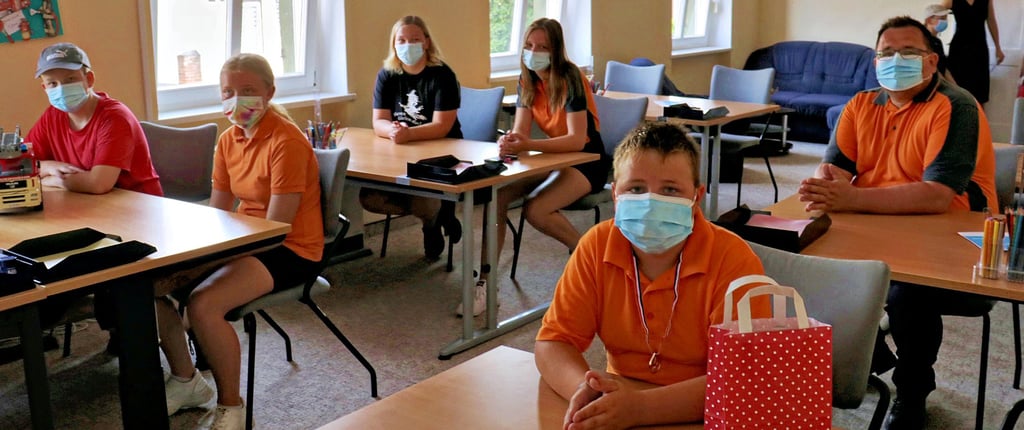 Probesitzen für die Jugend im neuen Schulungsraum der Freiwilligen Feuerwehr Rochau. Dank zahlreicher Spender wurde das Projekt realisiert.