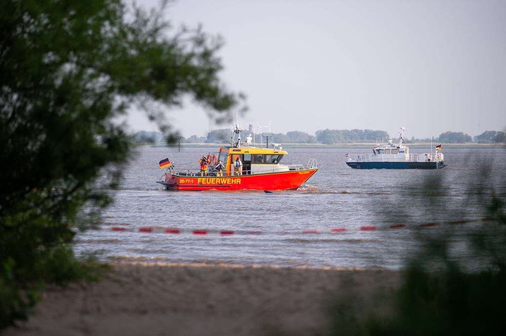 In der Elbe bei Kollmar (Kreis Steinburg) suchen Einsatzkräfte nach einem siebenjährigen Mädchen, das dort baden gegangen war.