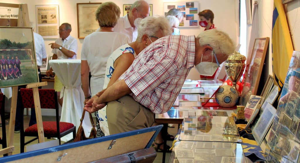 Zur Ausstellungseröffnung ?140 Jahre MTV Weferlingen? waren gestern Nachmittag viele interessierte Weferlingen ins Heimat- und Apothekenmuseum gekommen. Die Sektionen des Vereins präsentieren in einer Sonderschau geschichtliche Höhepunkte und Erfolge.