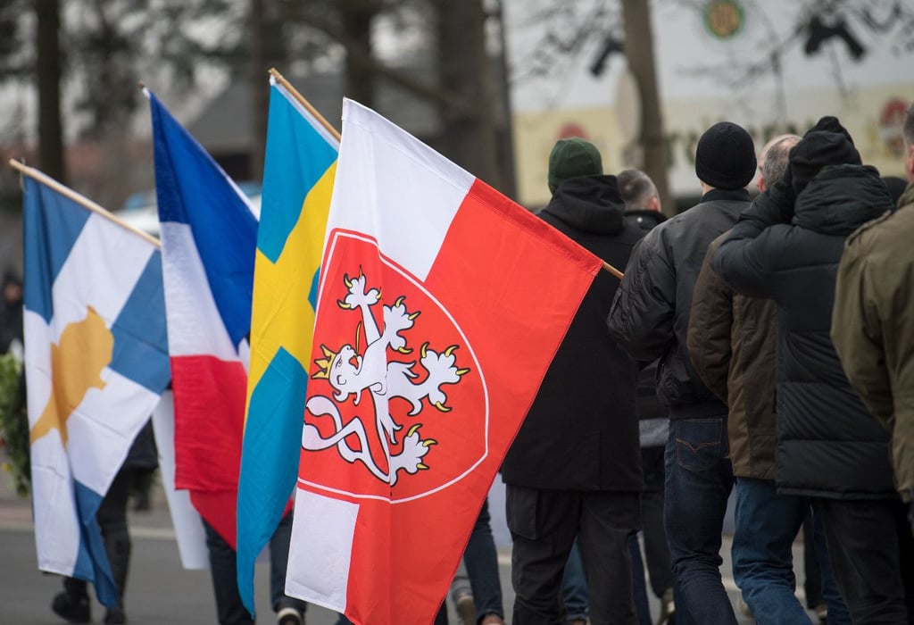Dresden: Teilnehmer einer rechtsextremen Kundgebung tragen bei einem Aufmarsch diverse Fahnen.(Symbolfoto)