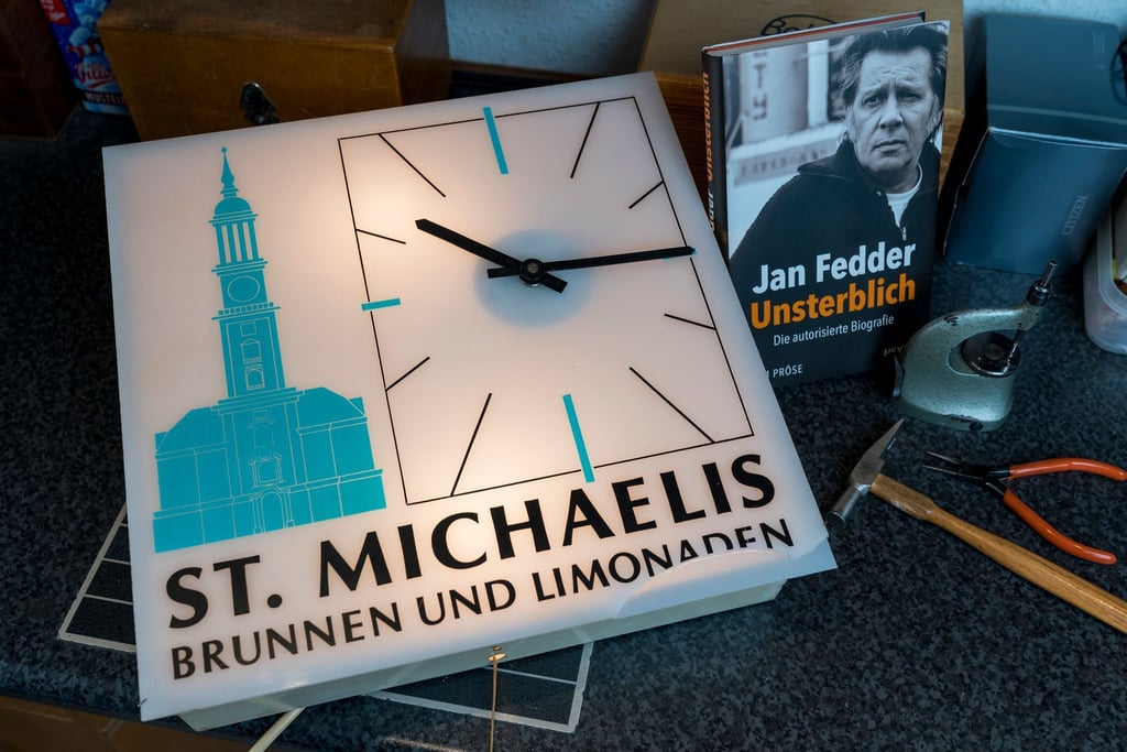 Eine Küchenuhr aus dem Nachlass des 2019 gestorbenen Hamburger Schauspielers Jan Fedder.