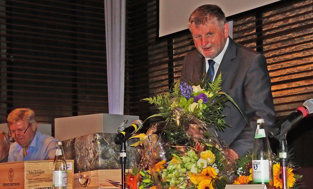 Geschenke und viele Blumen gab es zum Abschied für Landrat Uwe Schulze.