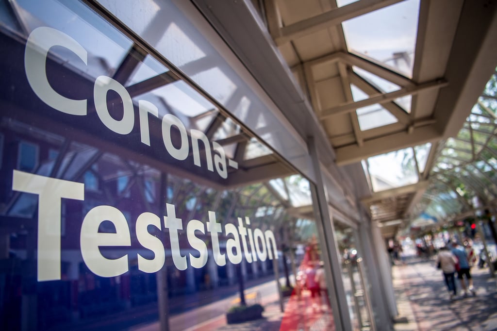 Eine Corona-Teststation in einer Innenstadt.