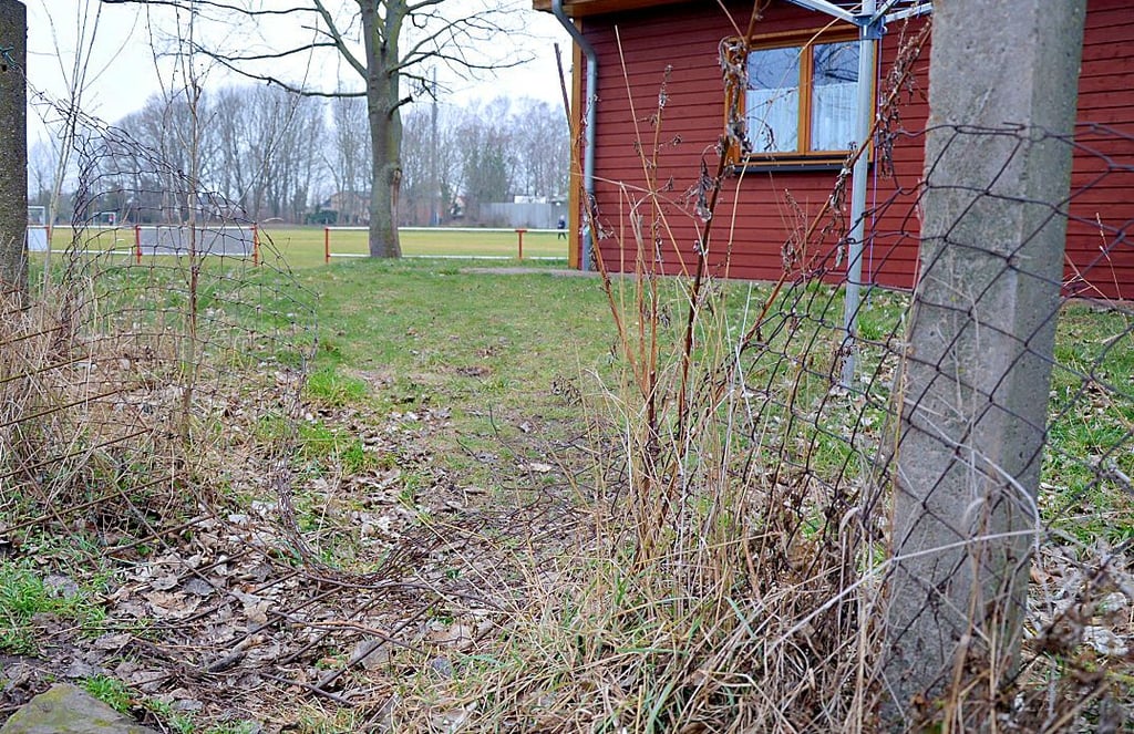 Die Unordnung auf dem Neundorer Sportplatz bekommen die Kommunalpolitiker jetzt in den Griff. Sie schoben bei der Stadt umfangreiche Reparaturarbeiten wie hier am Zaun an und ab diesem Wochenende finden Arbeitseinsätze mit freilligen Helfern statt.