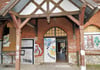 Der Bahnhof von Seehausen war am Freitag Schauplatz eines Angriffs. Ein in das Kostüm des Ku-Klux-Klans gehüllter Mann beschoss den Grünen-Politiker Zoltan Schaefer und einen 12-jährigen Jungen aus Seehausen mit einer Paintballwaffe.