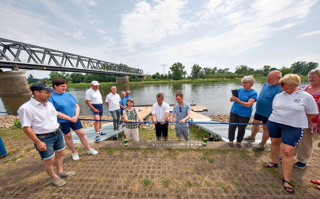 Mit einem offiziellen Banddurchschnitt wurde die neue Steganlage der Roßlauer Rudergesellschaft am Samstag eingeweiht.
