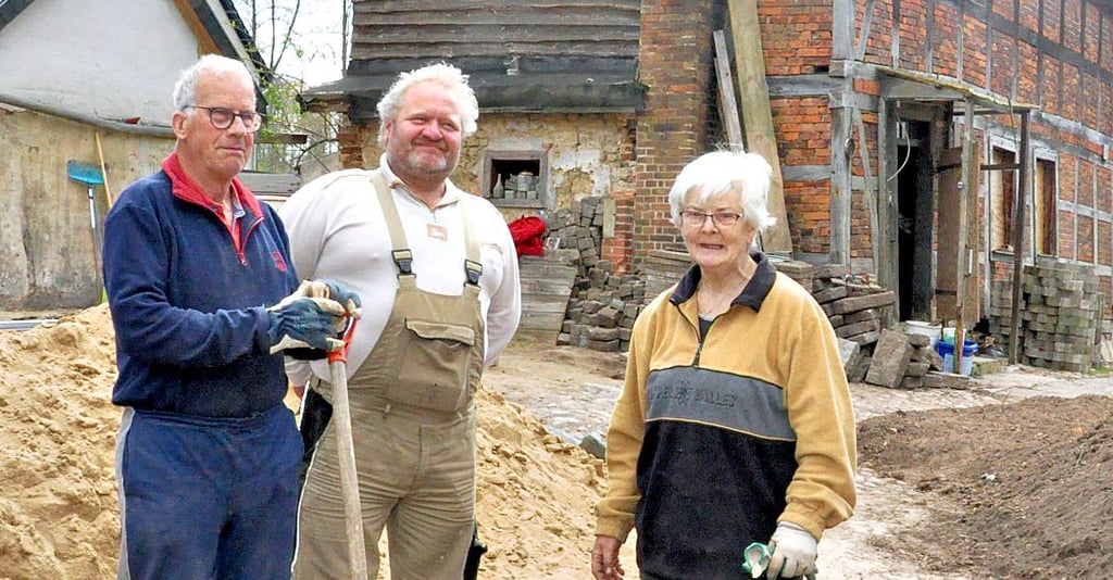 Sind täglich auf der Baustelle ihres Enkelsohnes im kleinen Ort Zienau: Christian (82) und Hannelore von Baehr (81), hier mit ihrem Schwiegersohn Mario Gaense.
