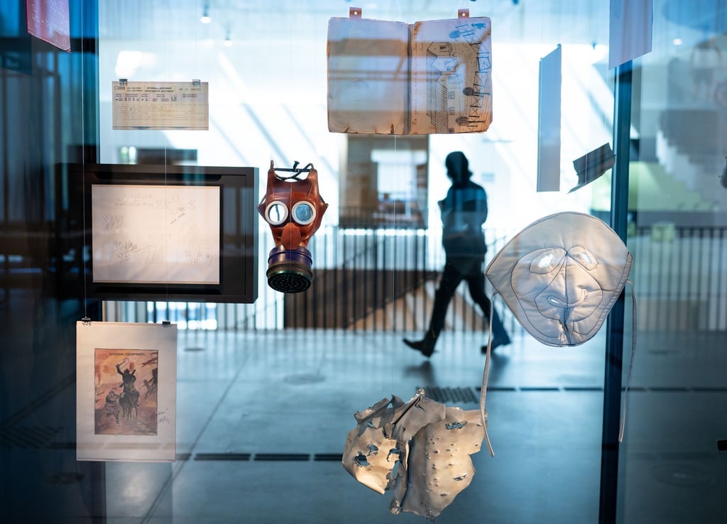 Eine Kindergasmaske und eine Frostschutzmaske hängen in einer Vitrine in der Ausstellung des neuen Dokumentationszentrums der Stiftung Flucht, Vertreibung, Versöhnung.