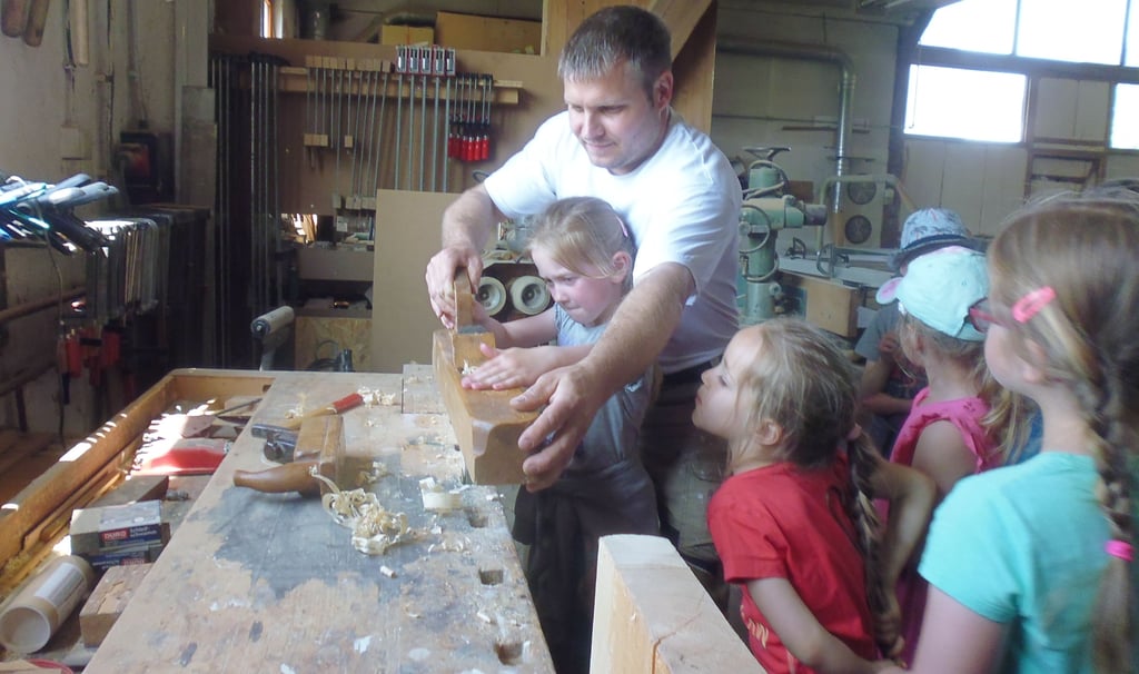 Rudi Richter stellte den Kindern bei der Firma Trepsa die Holzberabeitung per Hand vor.