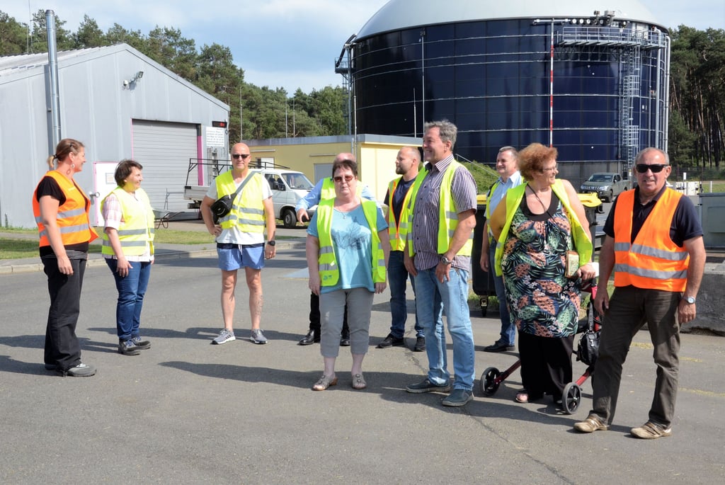 Bei einer Betriebsführung ließ sich der Ortschaftsrat Satuelle die Arbeitsweise der Biogasanlage am Ortsrand erklären. Damit bekamen die Mitglieder auch die Gelegenheit, die Notwendigkeit der geplanten Veränderungen auf dem Gelände besser nachvollziehen zu können.