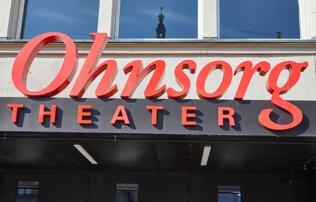 Der Schriftzug „Ohnsorg Theater“ steht über dem Eingang des gleichnamigen Theaters. Das Privattheater gewann in der Kategorie „Komödie“ mit dem Stück „Extrawurst“ den Monica-Bleibtreu-Preis.