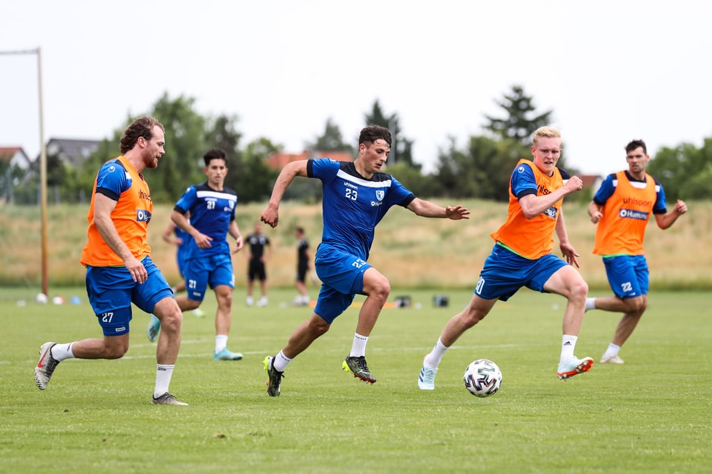 Über zwei Stunden rackerten Eldin Dzogovic (Mitte), Julian Rieckmann (rechts) und Korbinian Burger (links) am Sonnabend beim Auftakttraining des 1. FC Magdeburg. Besonders im Fokus stand dabei das Anlaufen des Gegners – oder wie es FCM-Cheftrainer Christian Titz gerne bezeichnet: das Jagen des Gegners.