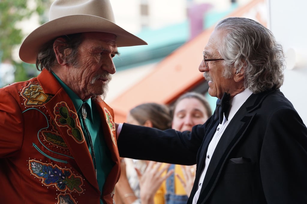 Robert De Niro (r) als Max Barber und Tommy Lee Jones als Duke Montana in einer Szene des Films "Kings of Hollywood".