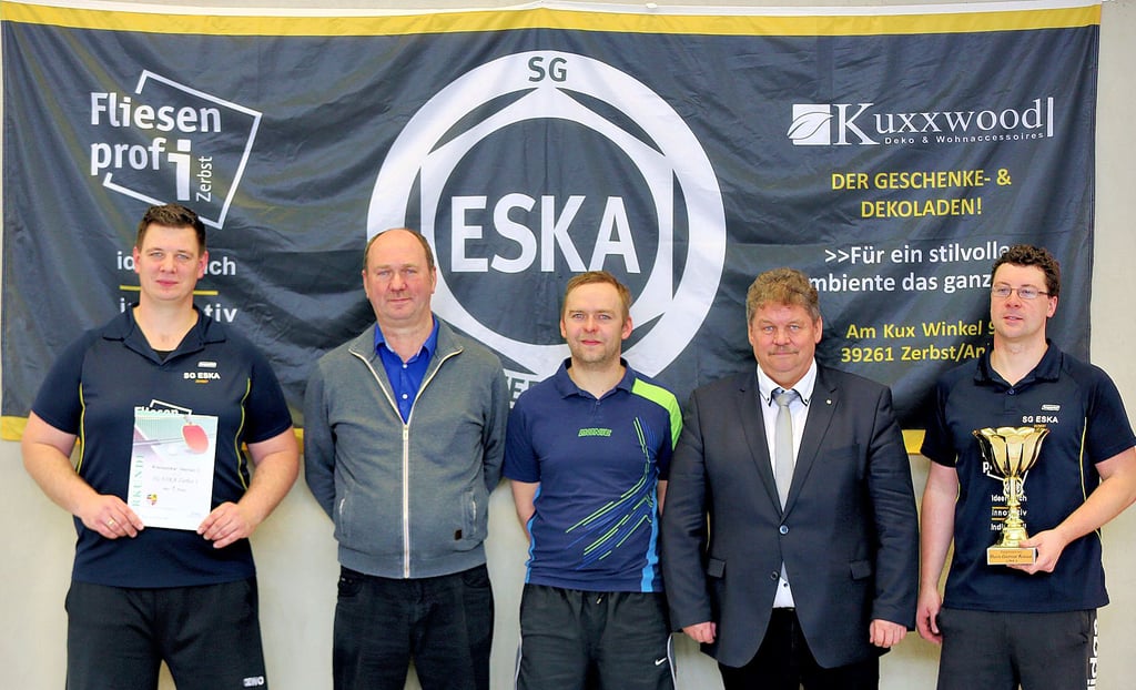 Die SG ESKA Zerbst gewann den Kreispokal dreimal, in den Jahren 2009, 2010 und 2011. TTKV-Vorsitzender Holger Lüdicke (2. v. links) und Landtagsmitglied und Pokalsponsor Dietmar Krause (CDU, 2. v. rechts) überreichten dem Sieger die Trophäe und die Urkunde.