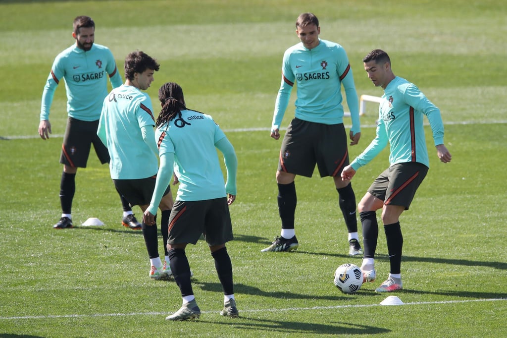 Joao Moutinho beim Training mit Cristiano Ronaldo (r-l), Joao Felix, Joao Palhinha und Renato Sanches.