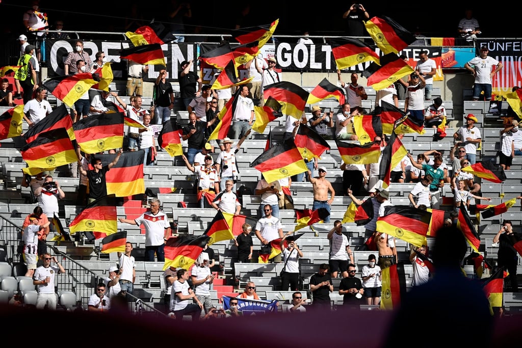Von Masken ist bei den deutschen Fans auf der Tribüne vor dem Spiel gegen Portugal nicht viel zu sehen.