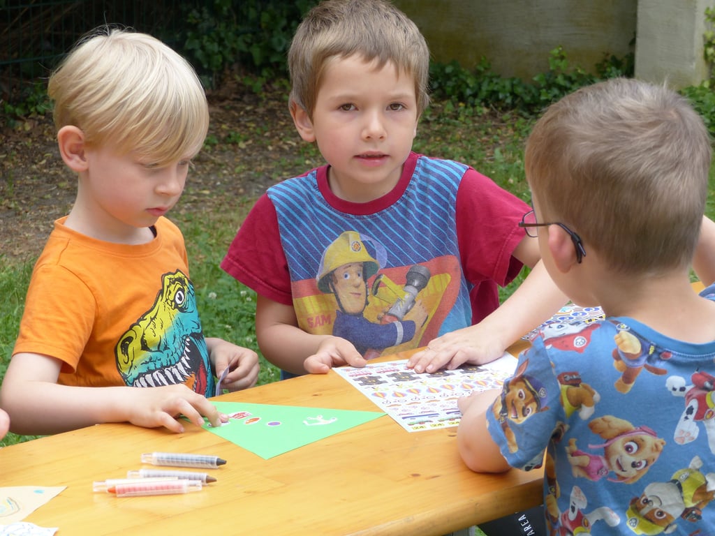Papier gestalten, anmalen oder mit Stickern verzieren: Die Kinder konnten dabei ihrer Phantasie freien Lauf lassen.